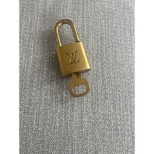Louis Vuitton Padlock and Key Set Gold Tone Brass 335‎ Authentic